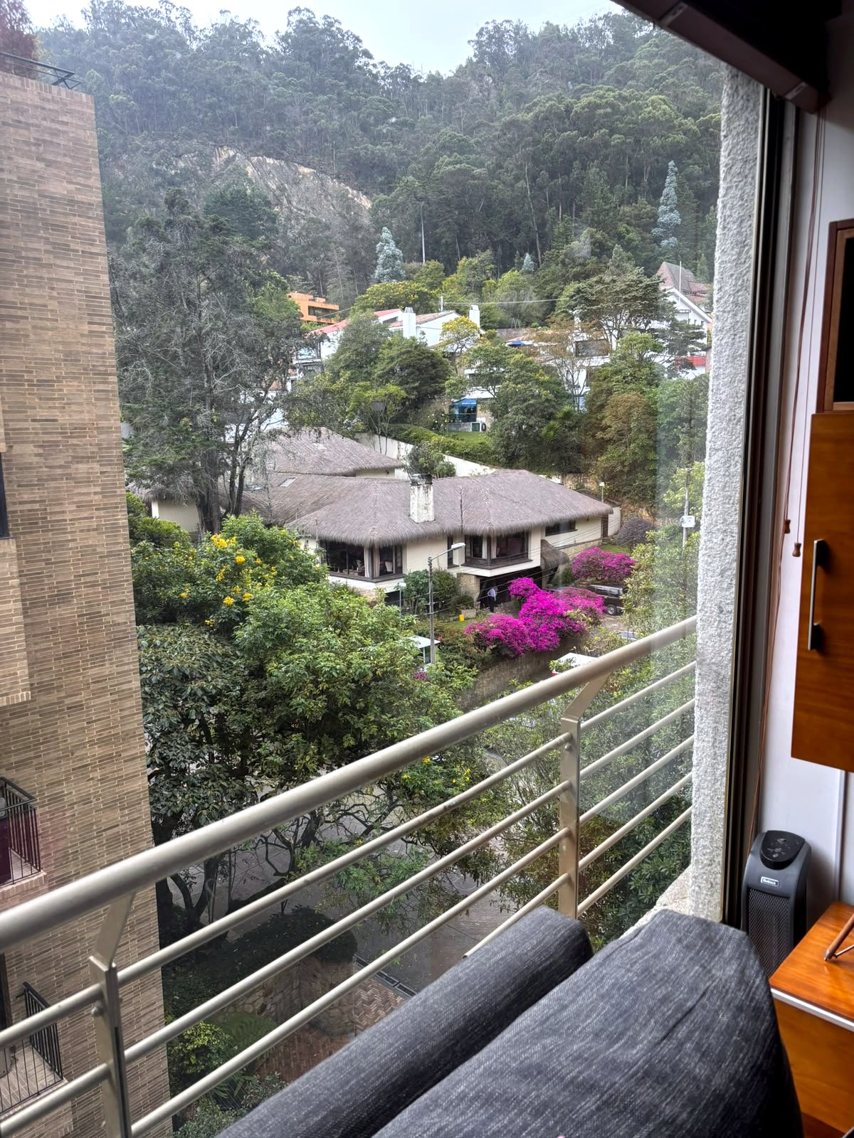 Balcón con vista a los cerros y al bosque